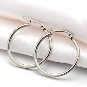 NWT Minimalist Elegant Silver Plated Hoop Earrings Jewelry